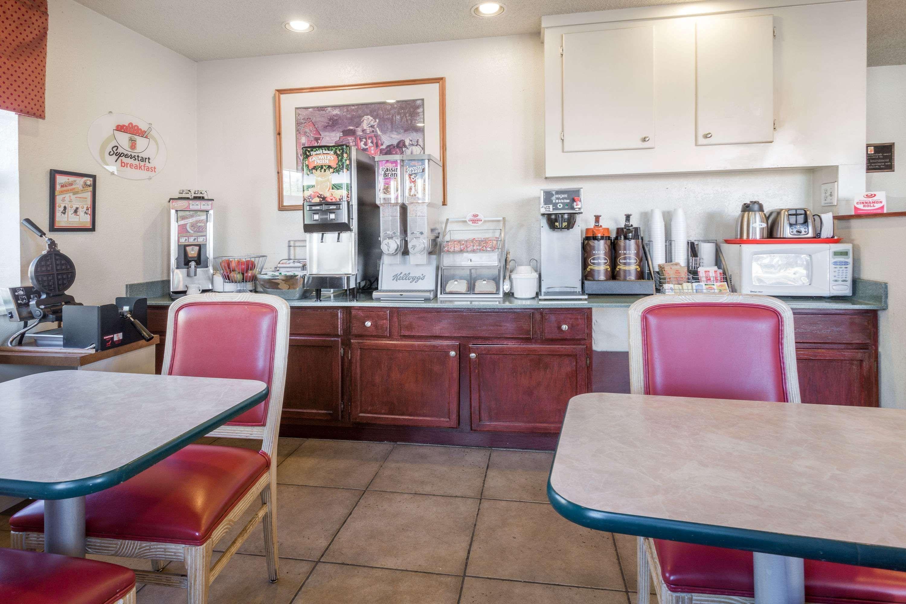 Отель Super 8 By Wyndham Colorado Springs/Afa Area Экстерьер фото
