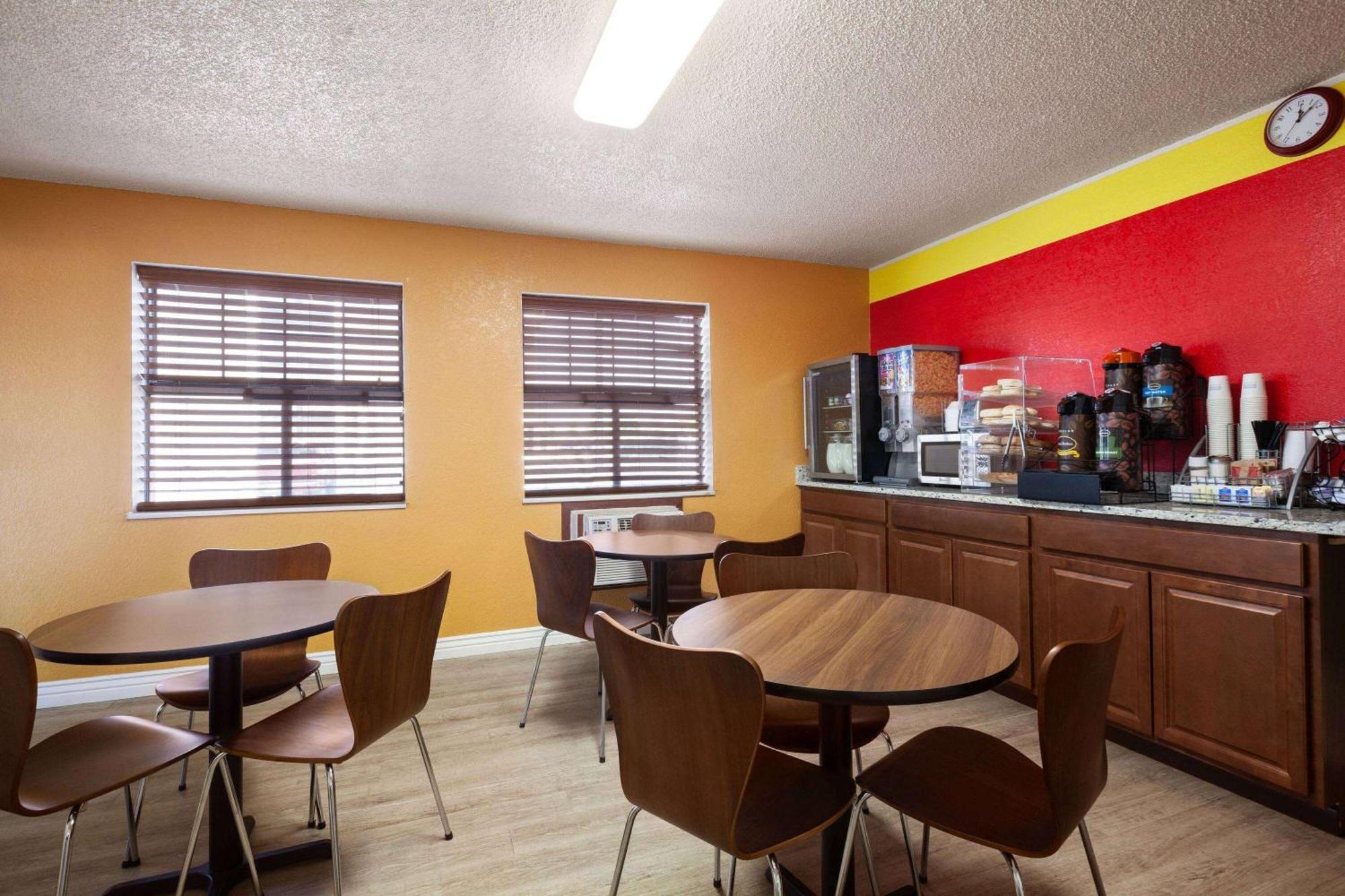 Отель Super 8 By Wyndham Colorado Springs/Afa Area Экстерьер фото
